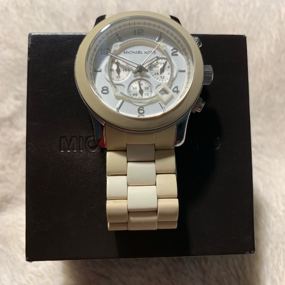 MICHAEL KORS “OVERSIZED RUNWAY” MK8108 WHITE & SILVER WATCH s-l400.jpg main image 4